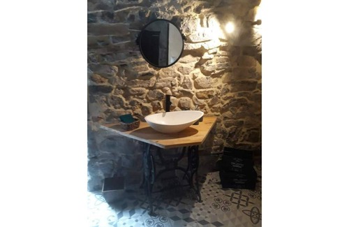Saint-Andre-de-Cruzieres Bed & Breakfast | Magnificent room in a vaulted stone cellar