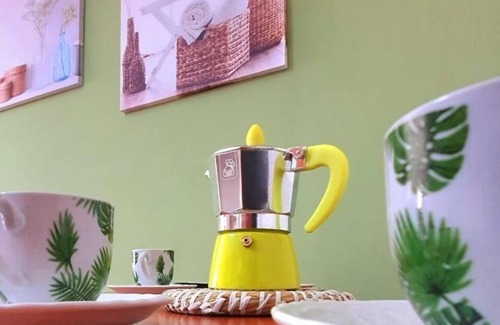 Margherita di Savoia Apartment | Magnificent classic green apartment for couples in the center