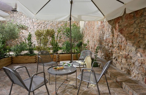 Thissio Villa | Magnificent Athens Villa | 1 Bedroom | Villa Aizen | Garden View | Ground Floor.