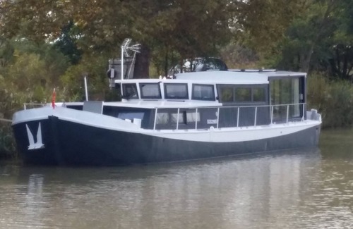 Portiragnes Boat Rental | Magnificent barge for 4 people on the Canal du Midi, 5 minutes from the beach