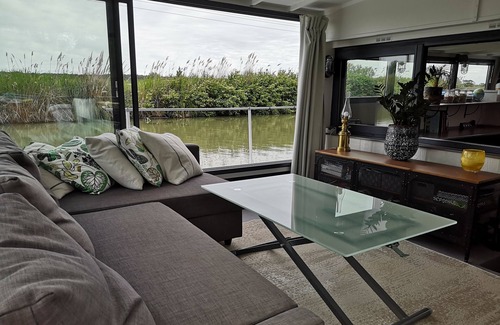 Portiragnes Boat Rental | Magnificent barge for 4 people on the Canal du Midi, 5 minutes from the beach