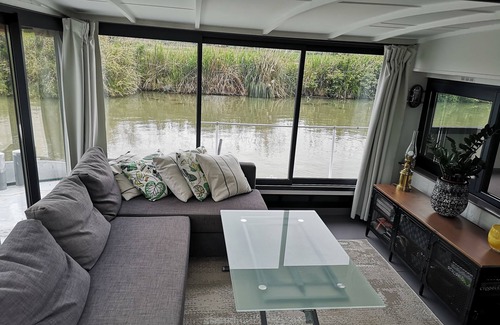 Portiragnes Boat Rental | Magnificent barge for 4 people on the Canal du Midi, 5 minutes from the beach