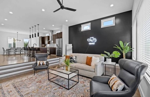 Berry Hill House | Magnificent Home - 1 King /6 Queen Beds + Balcony