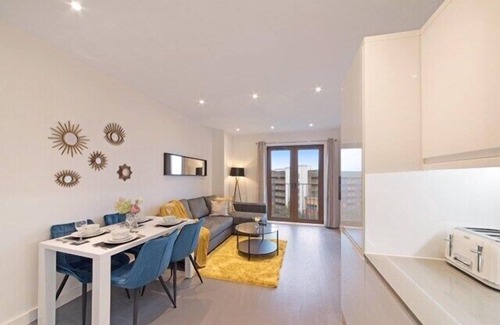 St Albans Condo | *Magnificent |KingBed |Wi-Fi | Short & Long Stays*