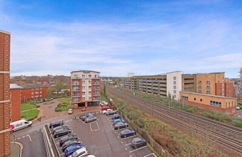 St Albans Condo | *Magnificent |KingBed |Wi-Fi | Short & Long Stays*