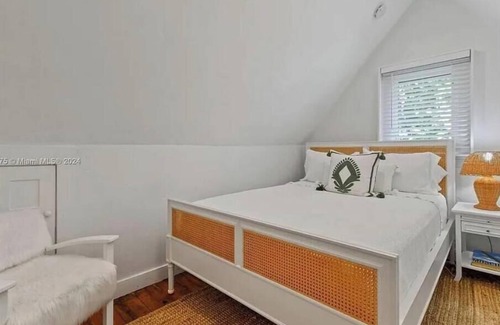 Parrot Cove House | Magnificent ''Windsor House!'' 1934 Tudor style historic cottage