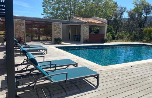 Cogolin Villa | Magnifique villa avec piscine au coeur des vignes