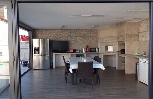 Fafe House | Magnifique villa contemporaine avec vue dans un écrin de verdure.