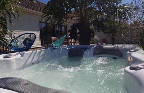 Ouistreham Villa | MAGNIFIQUE VILLA LUXE COSY POPPIES HOLIDAY - Noël à la Mer, Flipper, Baby-foot, SPA, Jardin Illuminé, Plage Riva Bella à 300m, Magie de Noël, Tout Confort, Idéale Familles, Groupes & EVG EVJF, Proche Cabourg, Week-end & Courts Séjours !