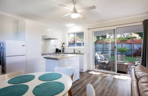 Coffs Harbour House | Magnolia Cottage - 2bdrm walk to CBD private quiet