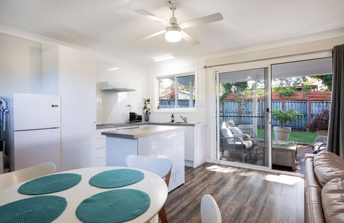 Coffs Harbour House | Magnolia Cottage - 2bdrm walk to CBD private quiet