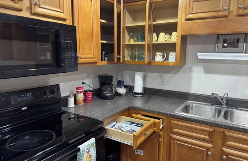 Cleveland House | Magnolia Place, townhouse, 2 bedroom, 1.5 bathroom, screened porch, entire house