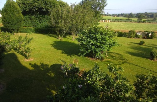 Le Mesnil-Ozenne House | Magnolias" house with garden and barbecue