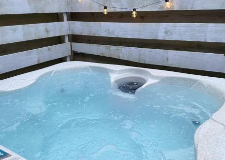Warminster House | Magpie 4 Hot Tub Huntersmoon-Warminster-Bath-Salisbury