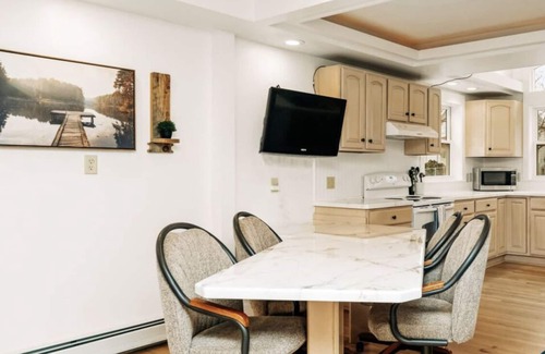 Great Falls House | Magpie - Charming Main Level Duplex Near Downtown