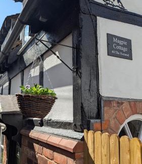 Moreton House | Magpie Cottage