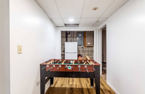 East Stroudsburg House | Mahogany Sun Hot Tub Theater Room Fire Pit