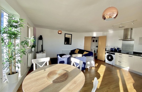 Bray on Thames Apartment | Maidenhead - Stunning, Spacious - Three Bedrooms (Two Bath) Apartment