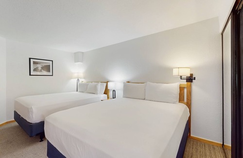 West End Cabin | Main Street room - pool & hot tub - walk to lifts, dog-friendly, 2nd floor