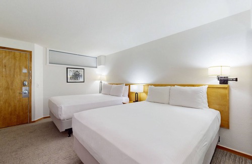 West End Cabin | Main Street studio - pool & hot tub - walk to lifts, dog-friendly, ground-floor