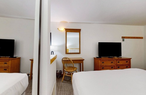 West End Cabin | Main Street studio - pool & hot tub - walk to lifts, dog-friendly, ground-floor