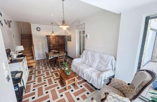 Jullouville-les-Pins House | Maison à 100m de la plage, jardin privé, wifi gratuit, proche commerces et activités balnéaires - FR-1-361-113