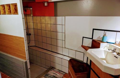 Le Palais House | Maison 3 niveaux avec terrasse, 2 chambres, animaux acceptés – centre Le Palais - FR-1-418-136