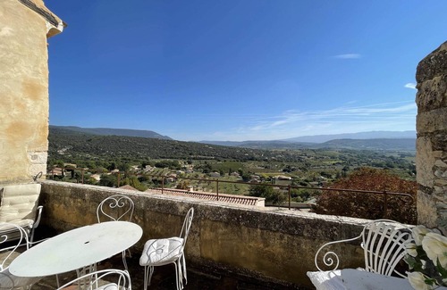 Saint-Saturnin-les-Apt Apartment | Maison Atypique, Dans les Murs des Remparts du Village de Saint Saturnin Lès Apt