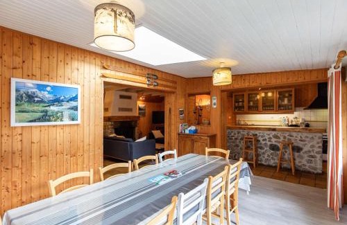 Cauterets House | Maison au centre du village, cour privative, au calme, Wi-Fi, cheminée, idéale pour familles. - FR-1-401-234