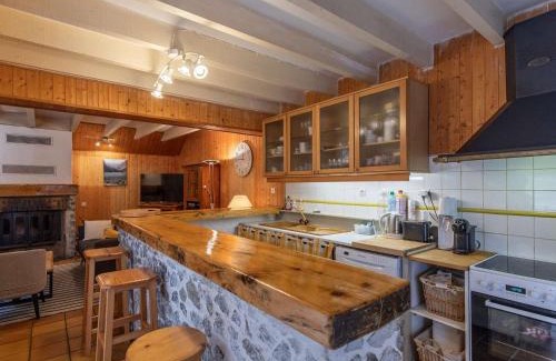 Cauterets House | Maison au centre du village, cour privative, au calme, Wi-Fi, cheminée, idéale pour familles. - FR-1-401-234