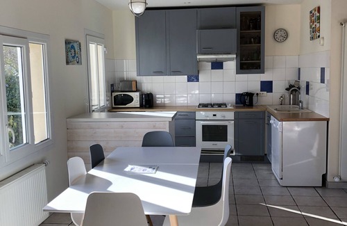 Saint-Regnobert-de-la-Cote-de-Nacre House | Maison Avec Cour Ensoleillée et Jardin, à 5 min Plage. Idéale Pour les Familles