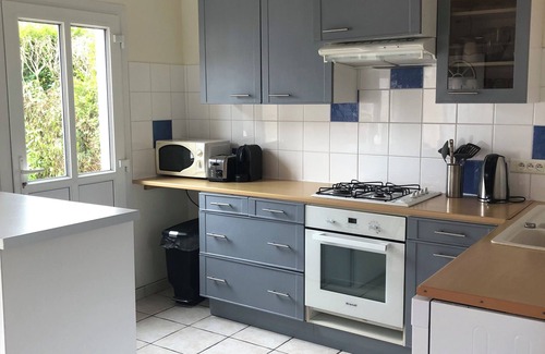 Saint-Regnobert-de-la-Cote-de-Nacre House | Maison Avec Cour Ensoleillée et Jardin, à 5 min Plage. Idéale Pour les Familles