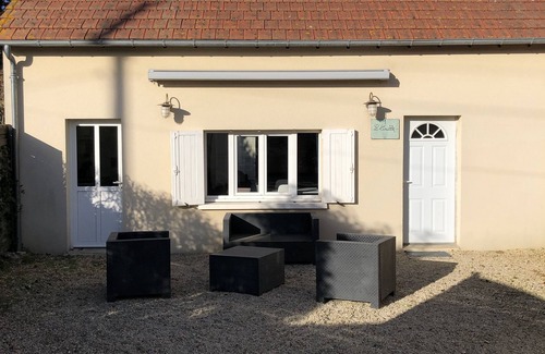 Saint-Regnobert-de-la-Cote-de-Nacre House | Maison Avec Cour Ensoleillée et Jardin, à 5 min Plage. Idéale Pour les Familles