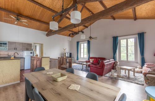 Le Pouget House | Maison avec piscine location de vacances ferme pédagogique du dolmen