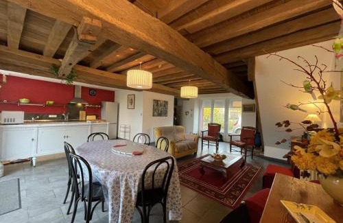 Monetay-sur-Loire House | Maison bourbonnaise rénovée avec cour privée et terrasse paisible - FR-1-489-107