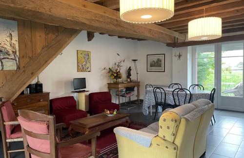 Monetay-sur-Loire House | Maison bourbonnaise rénovée avec cour privée et terrasse paisible - FR-1-489-107