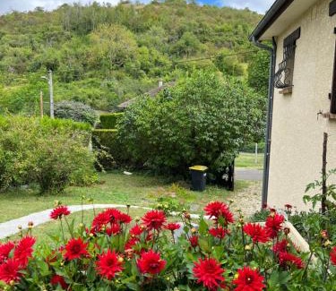 Vezillon House | Maison chaleureuse dans un écrin de verdure