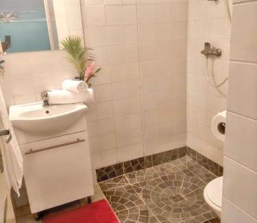 Sainte-Rose House | Maison charmante à Plessis Nogent avec piscine partagée