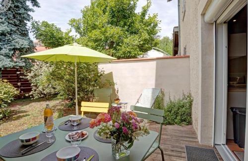 Saint-Galmier House | Maison cosy avec terrasse, jardin fleuri, et tout confort à Saint-Galmier - FR-1-496-292