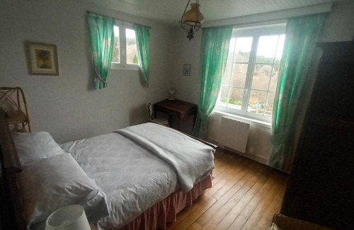 Belle-Isle-en-Terre House | maison de campagne en bordure de forêt