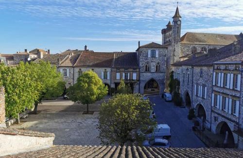 Monflanquin Apartment | Maison de charme spacieuse, terrasse et vue sur la place