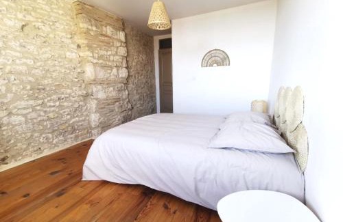 Monflanquin Apartment | Maison de charme spacieuse, terrasse et vue sur la place