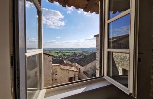 Monflanquin Apartment | Maison de charme spacieuse, terrasse et vue sur la place