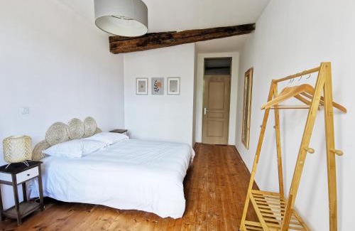 Monflanquin Apartment | Maison de charme spacieuse, terrasse et vue sur la place