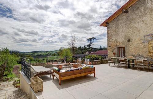 Saint-Symphorien-de-Lay House | Maison de ville rénovée avec jardin, proche centre-ville de Saint-Symphorien-de-Lay - FR-1-496-312