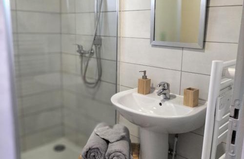 Migne House | Maison de plain-pied au bord d'un étang en Berry, avec services inclus et garage pour vélos/motos - FR-1-591-353