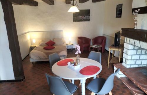 Migne House | Maison de plain-pied au bord d'un étang en Berry, avec services inclus et garage pour vélos/motos - FR-1-591-353