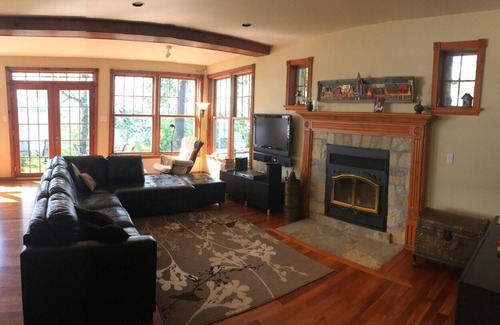 Lac-Brome House | Maison de prestige avec 150 pieds de façade sur le bord du Lac Brome. Brome lake house