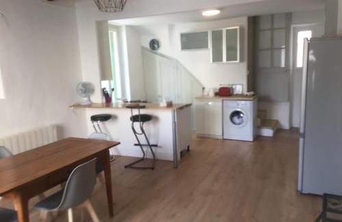 Cadenet House | Maison de village, les hirondelles