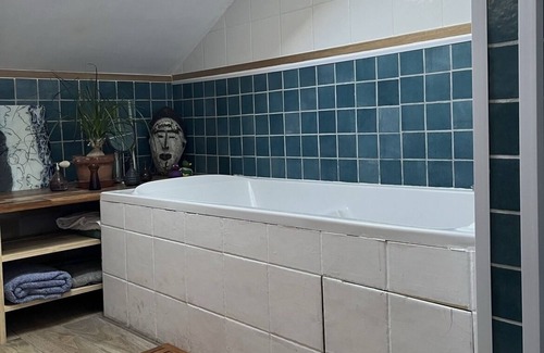 Begles House | Maison de Ville. Patio et Piscine aux Beaux Jours. 4 Chambres, 2 Sdb. Au Calme